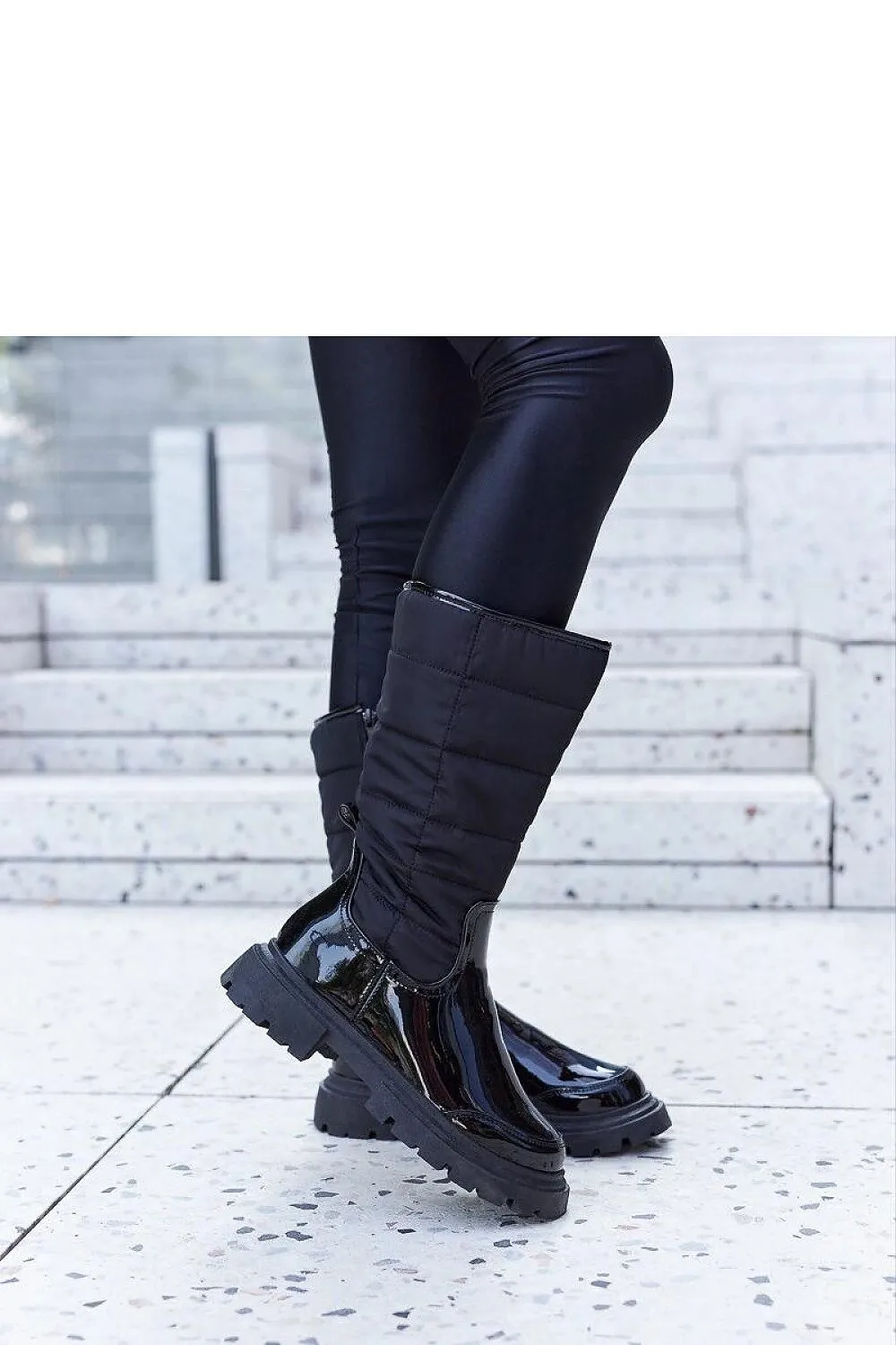 Black insulated snow boots