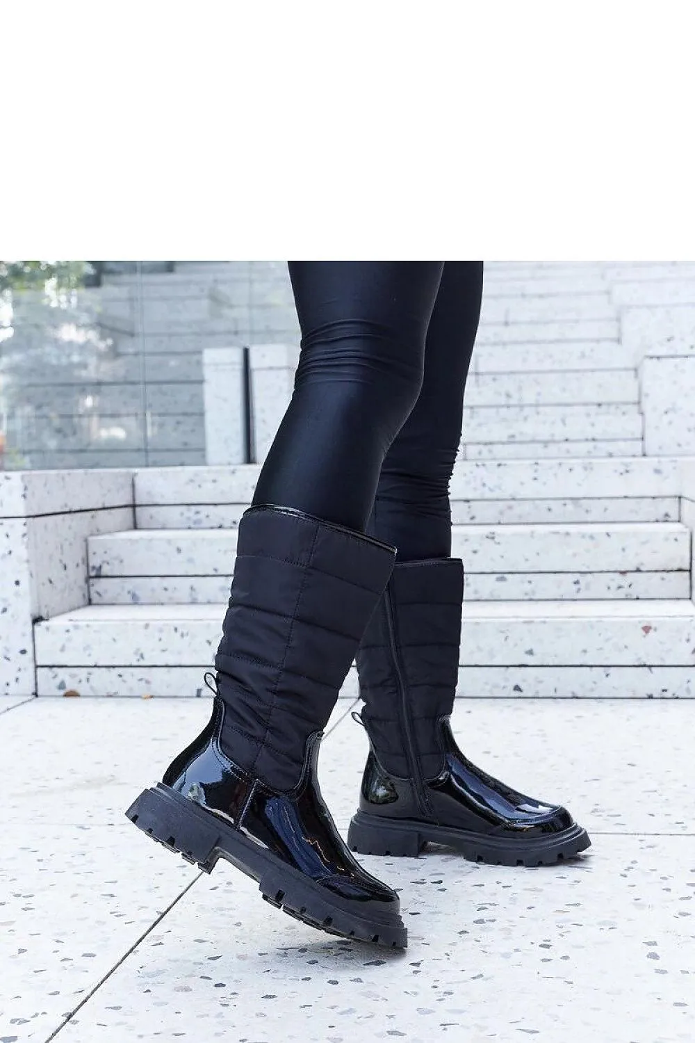 Black insulated snow boots