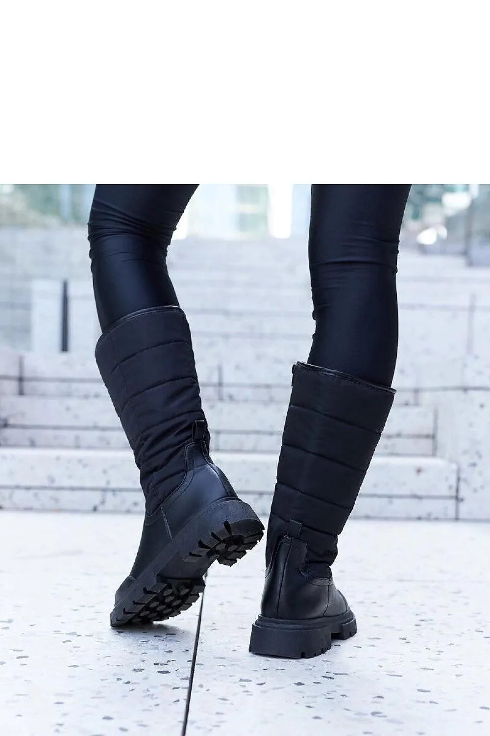 Black insulated snow boots