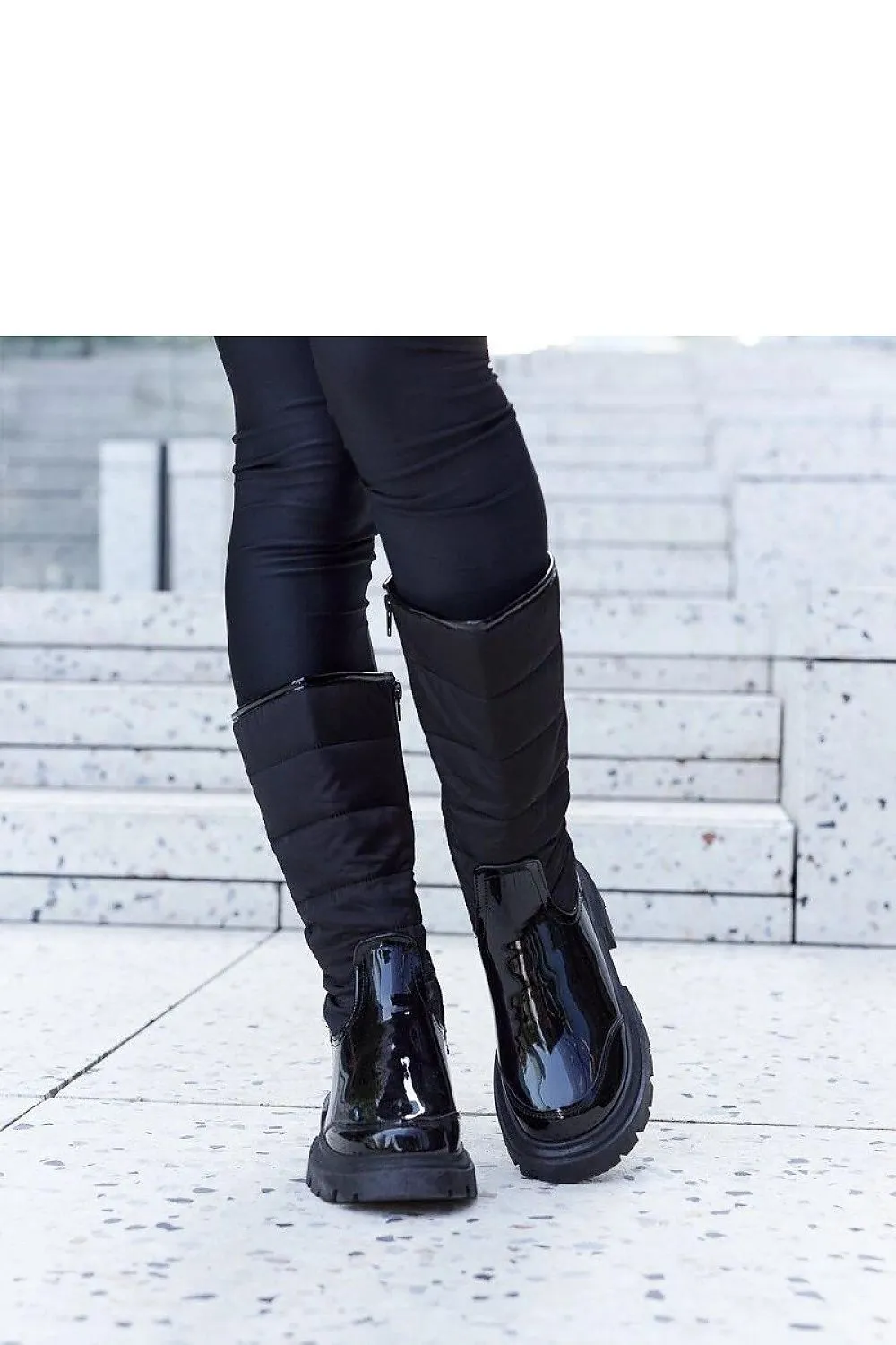 Black insulated snow boots