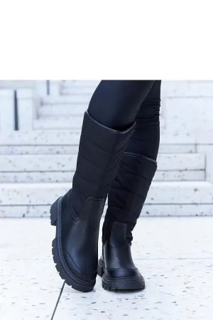 Black insulated snow boots