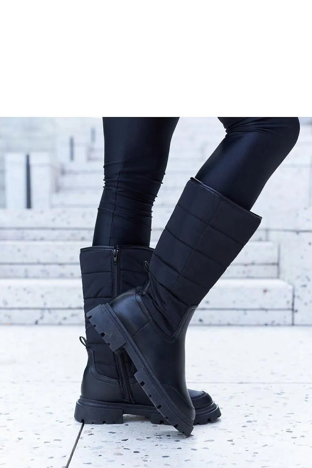 Black insulated snow boots