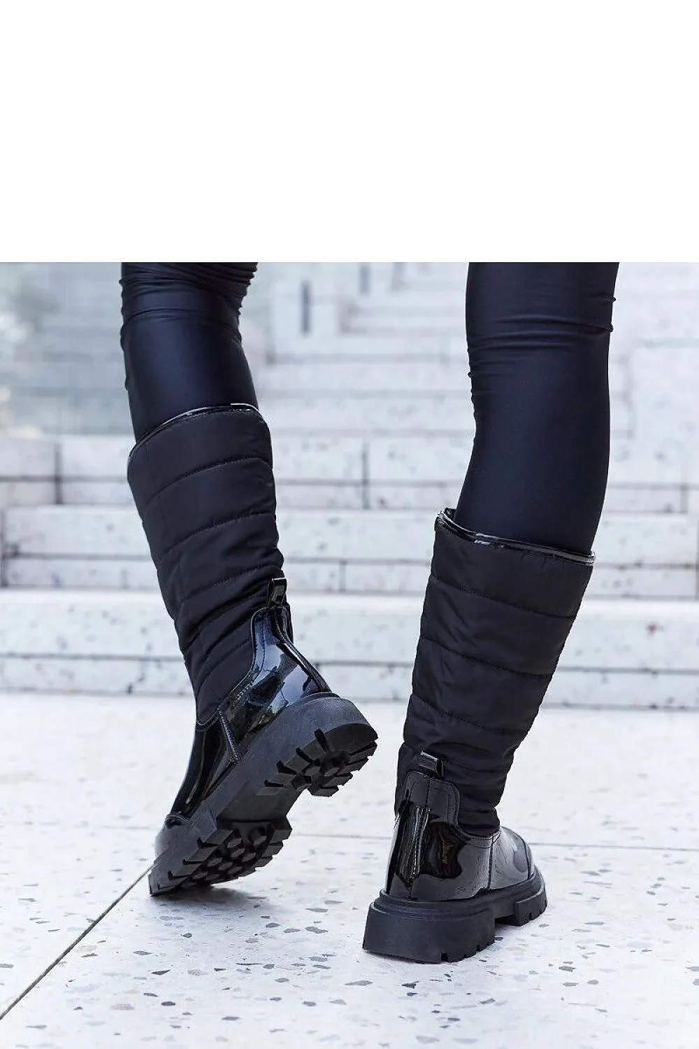 Black insulated snow boots