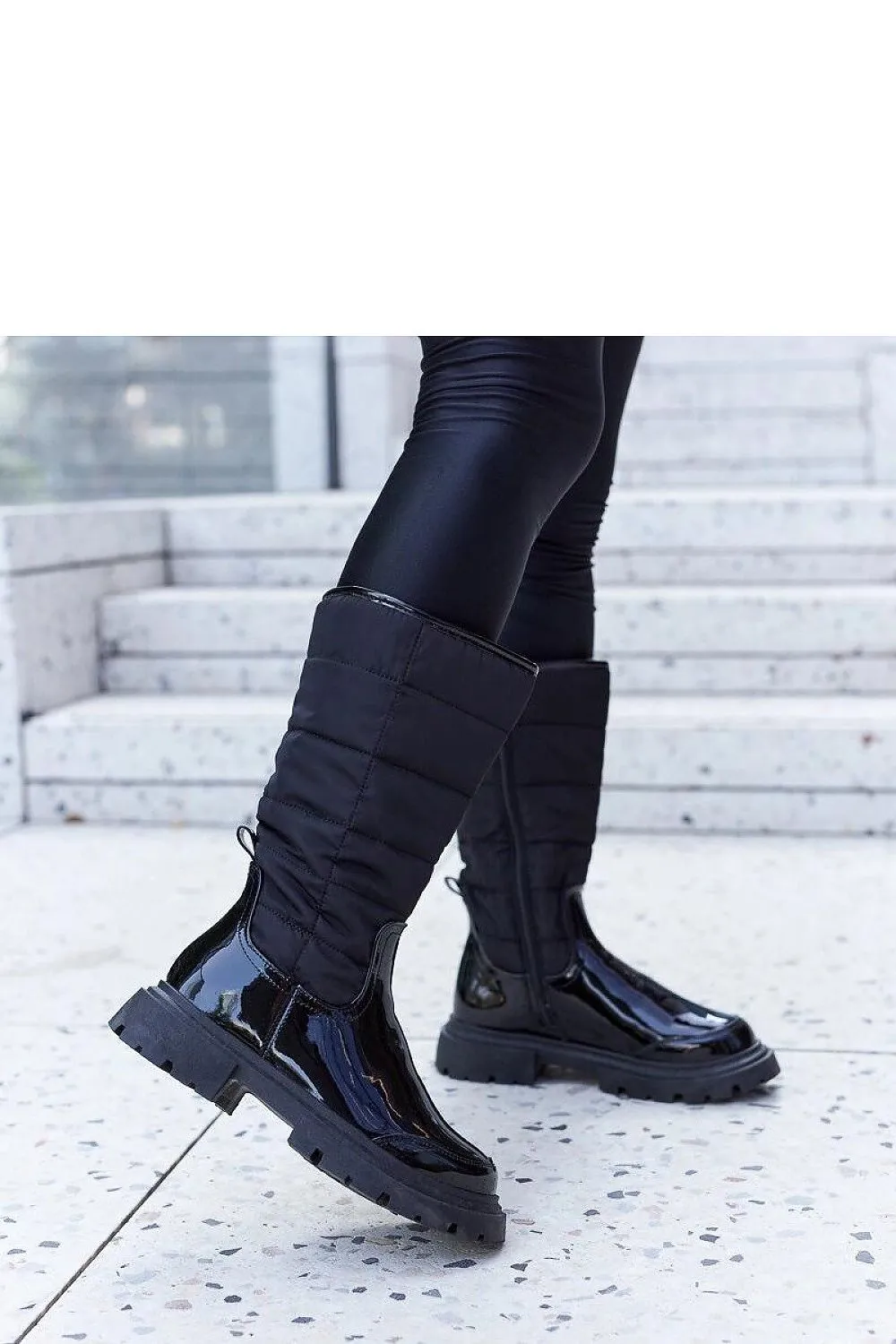 Black insulated snow boots