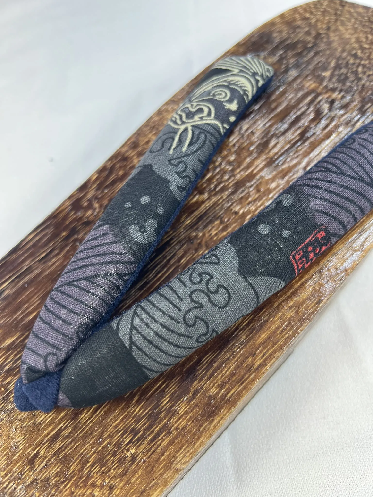 Japanese Men's Geta Sandals / Size L, Traditional Black Wind God Design Straps