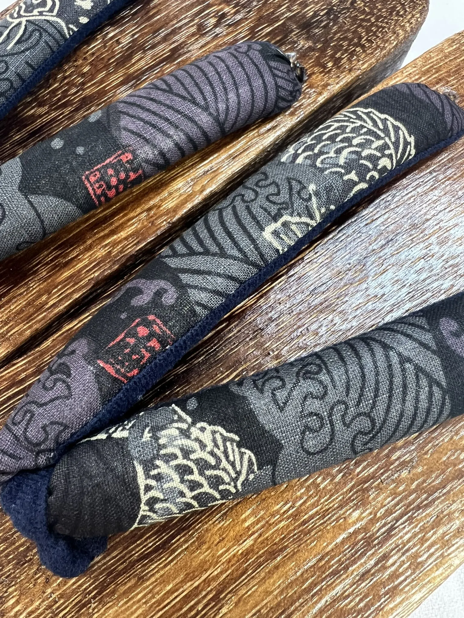 Japanese Men's Geta Sandals / Size L, Traditional Black Wind God Design Straps