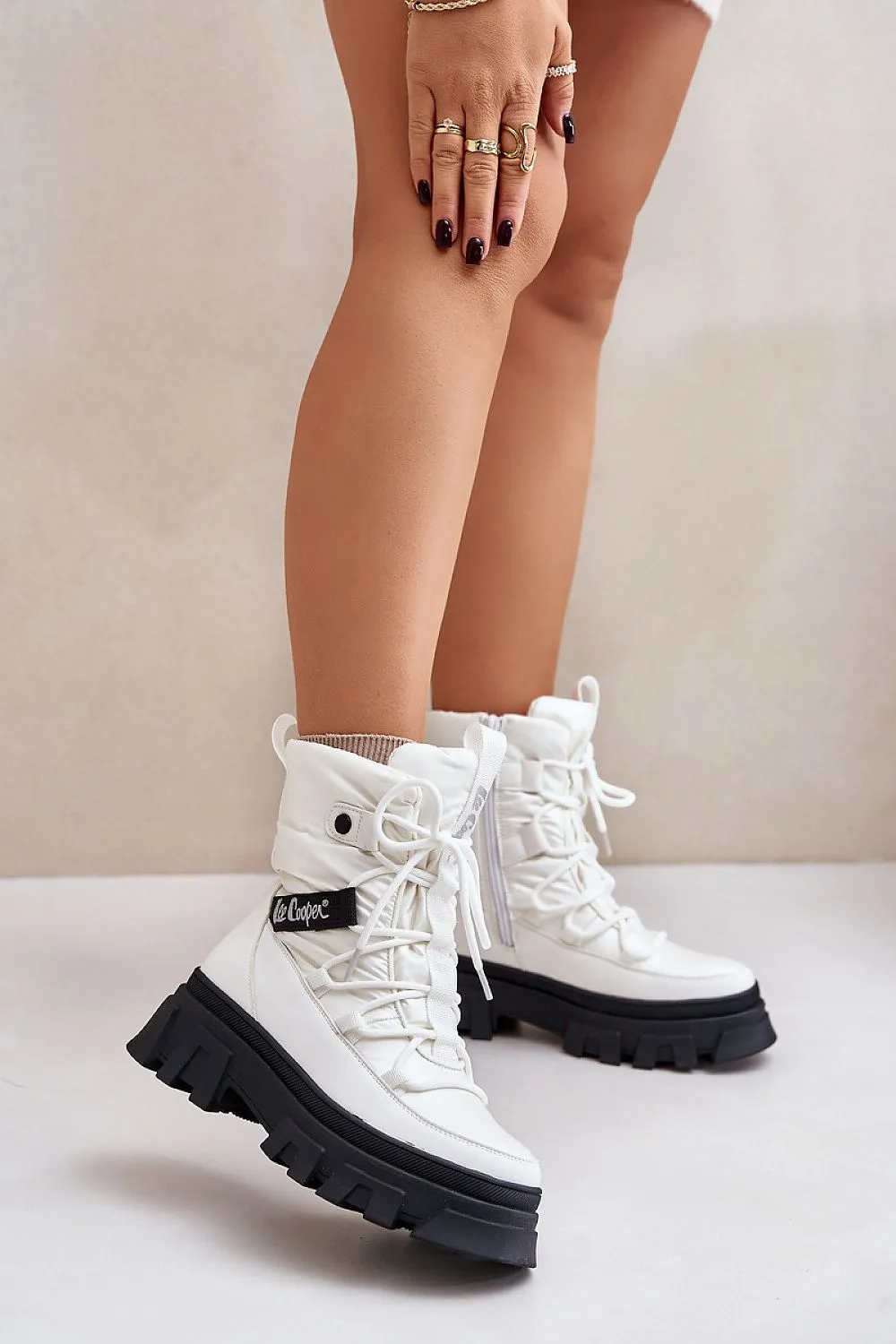 Snow boots