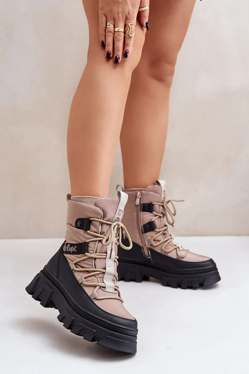 Snow boots