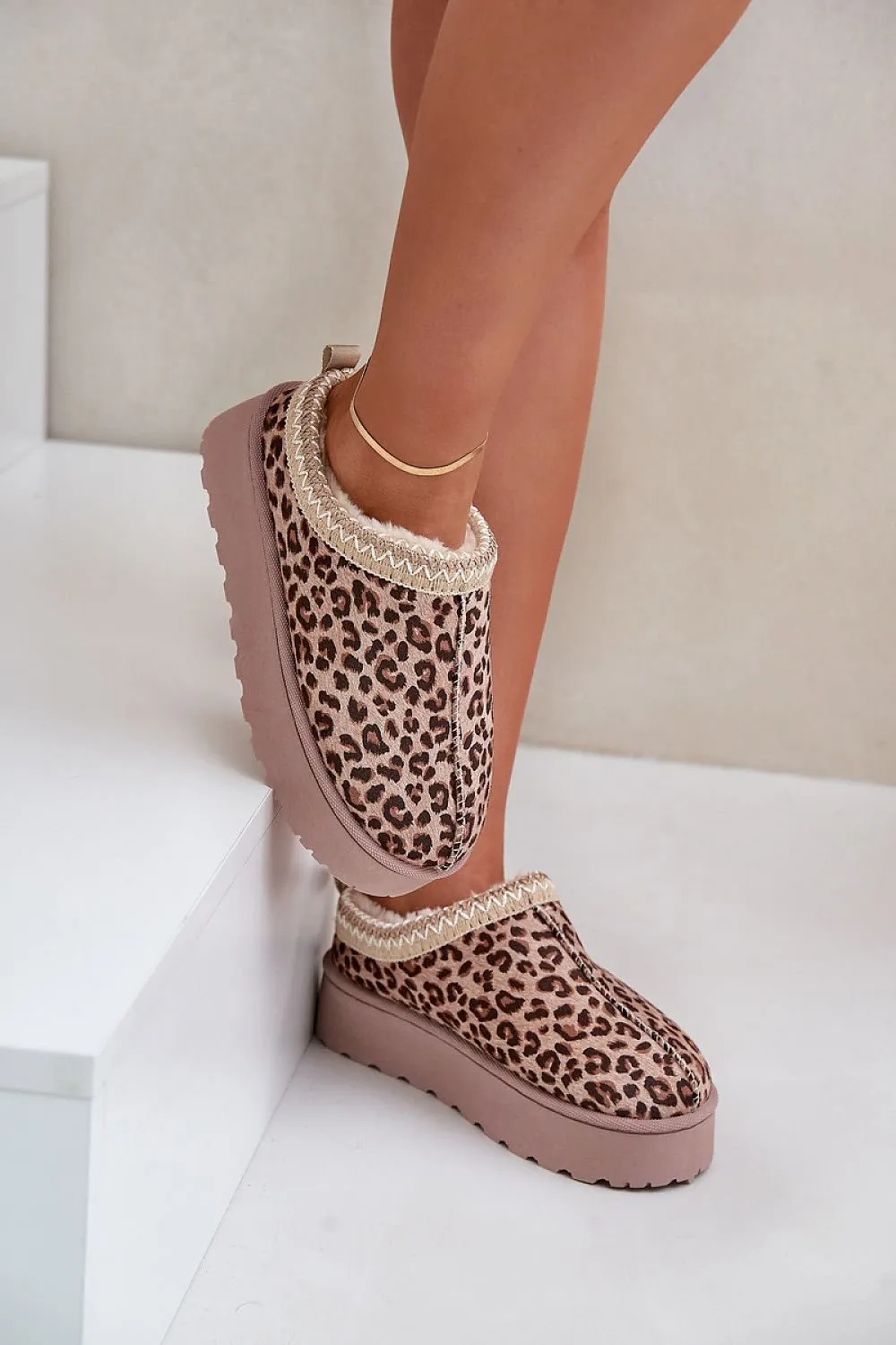 Snow boots